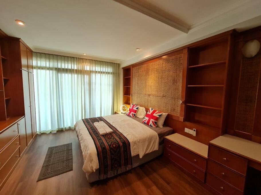 Riverbank Suites Waterfront River View Walk to Old Town A2 — 4-Star Luxury Hotel in Kuching, Malaysia