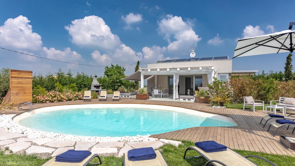 Villa Lisa 8 — 4-Star Luxury Hotel in Rimini, Italy
