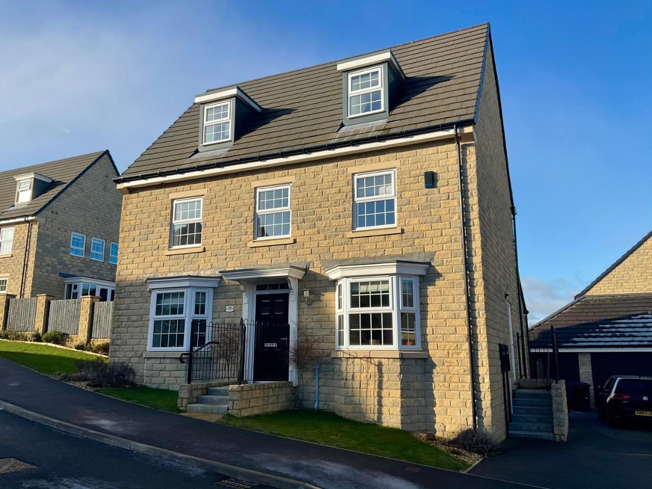 Holly House Executive Rural Home with Jacuzzi — 4-Star Luxury Hotel in Penistone, United Kingdom