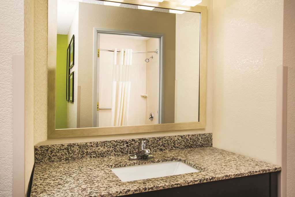 La Quinta Inn & Suites by Wyndham Fruita - photo 11