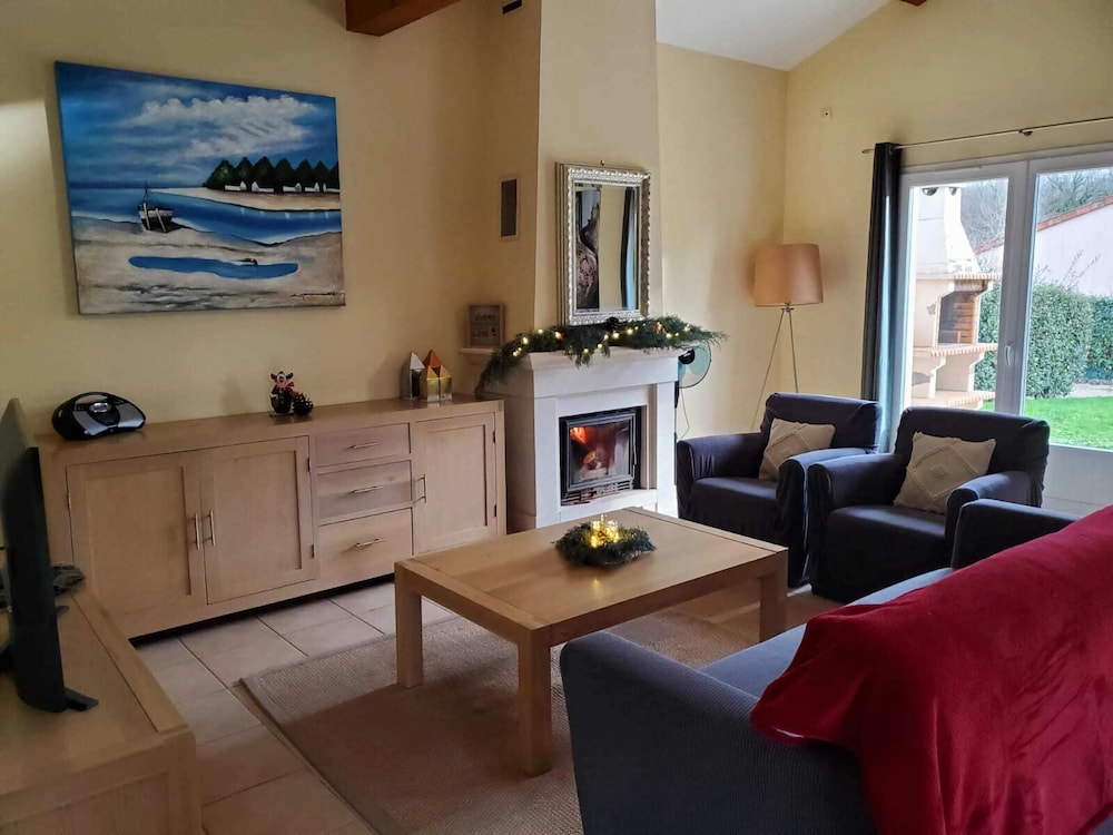 Spacious Villa With Garden and Pool — 4-Star Luxury Hotel in Les Forges, France