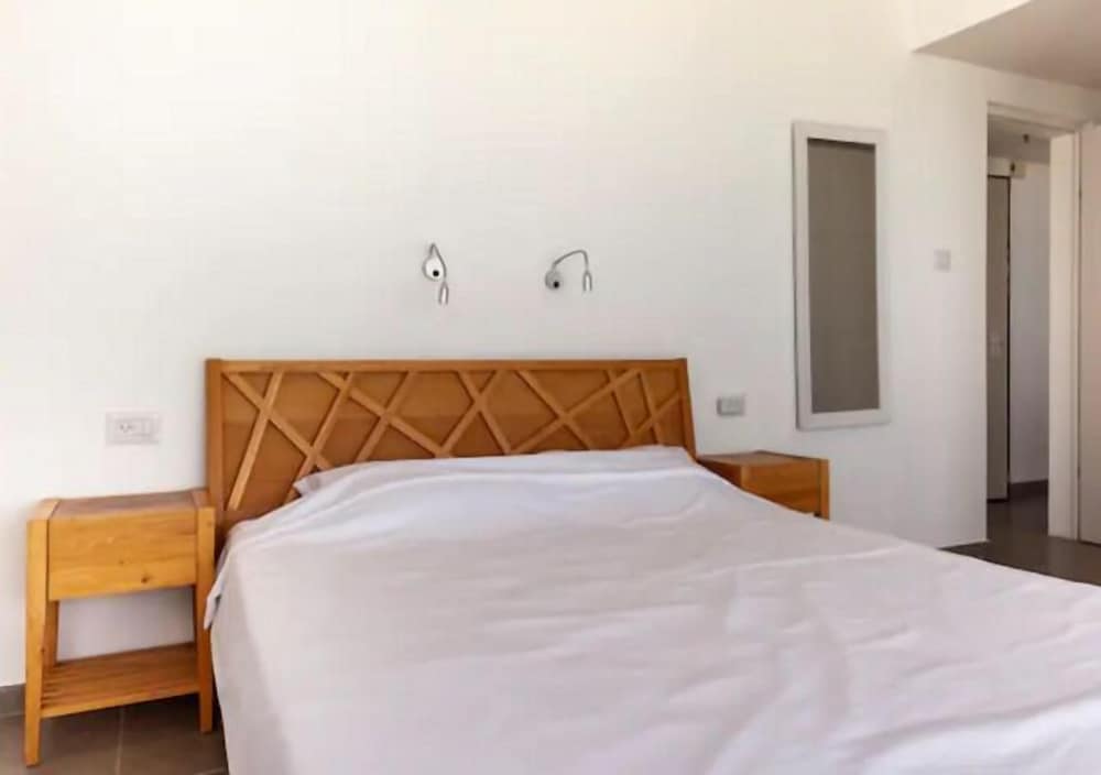 Iconic Tower 3BR l Frontline Sea View l Mamad — Bat Yam — photo 3