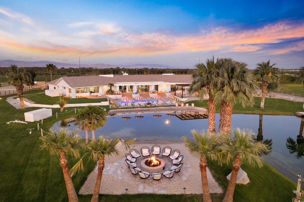 Buena Vista by Avantstay Massive Outdoor Oasis w Pool Spa & Firepit - featured photo