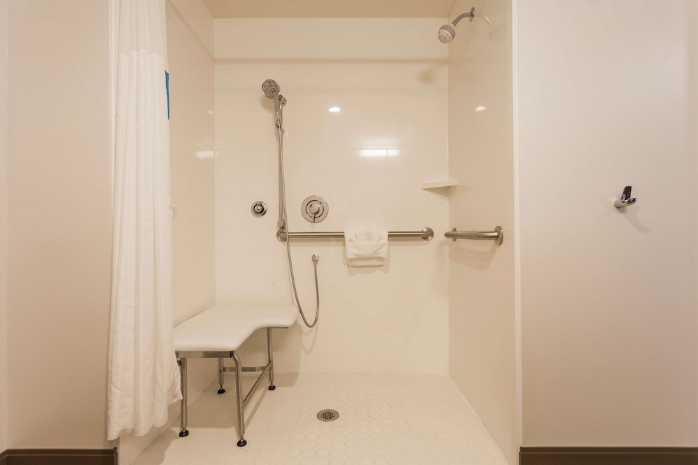 Hampton Inn Cumberland - photo 17
