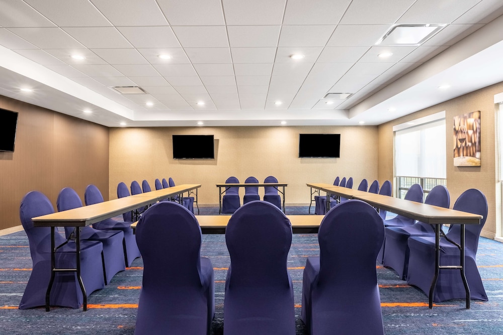 Hampton Inn & Suites Benton Harbor - photo 38