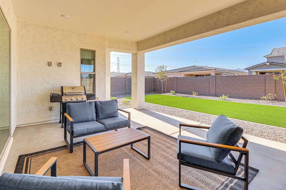 Getaway w Fenced Yard: 4 Mi to Phoenix Raceway — hotel in Avondale