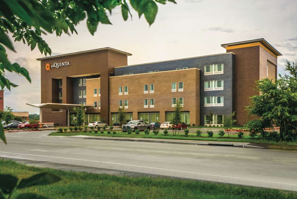 La Quinta Inn & Suites by Wyndham College Station South - featured photo
