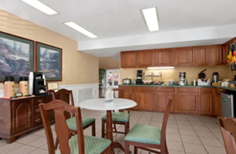 Baymont By Wyndham Roanoke Rapids - photo 13