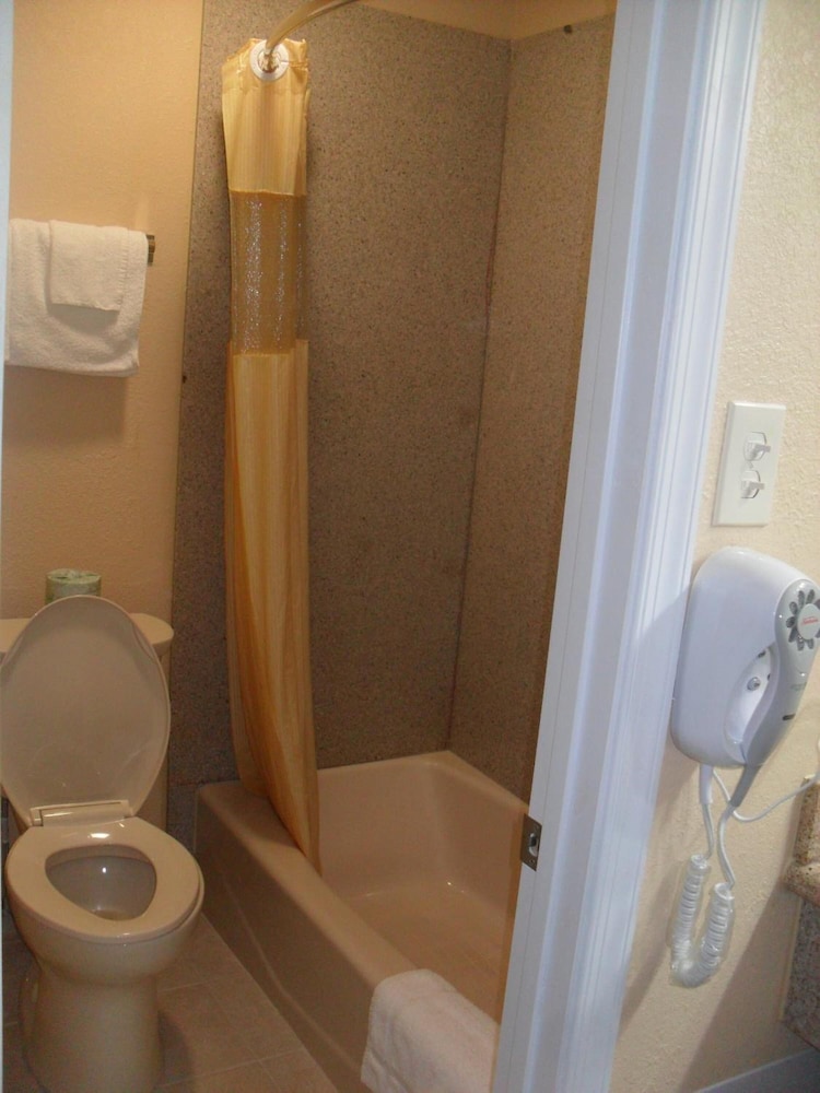 Newport News Inn - photo 15