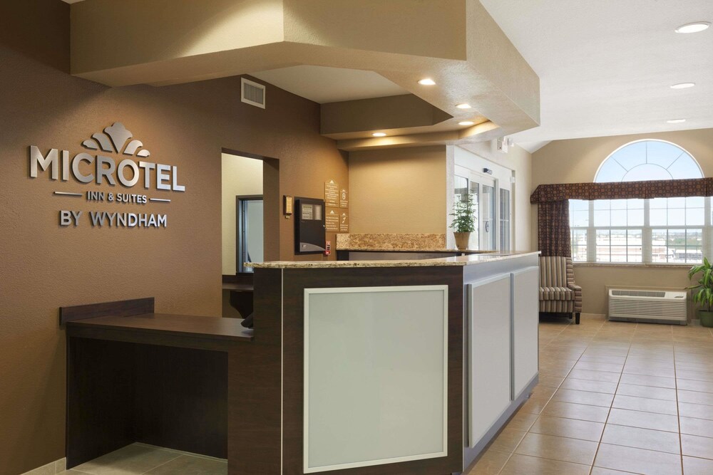 Microtel Inn & Suites by Wyndham Pleasanton - photo 3