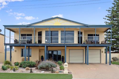 Beachside Escape on The Esplanade — 4-Star Luxury Hotel in Brighton, Australia