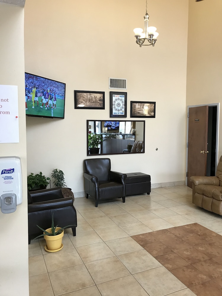 Carolina Inn & Suites of Lake Norman - photo 6