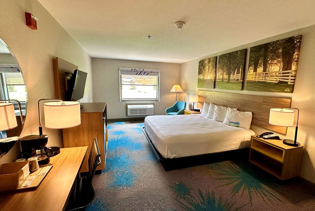 Days Inn & Suites by Wyndham Wynne - photo 10