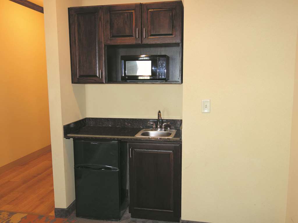 La Quinta Inn & Suites by Wyndham Eastland - photo 35