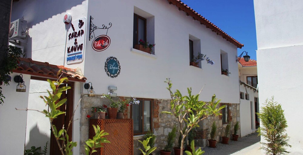 4 Element Pansiyon in Seferihisar, Turkey