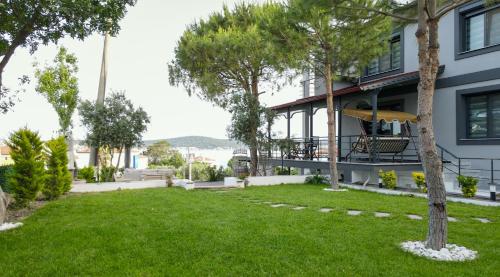 Select Cunda Guest House Sea View with Garden 1 Bedroom Apartment at Cunda Island — 4-Star Luxury Hotel in Ayvalik, Turkey