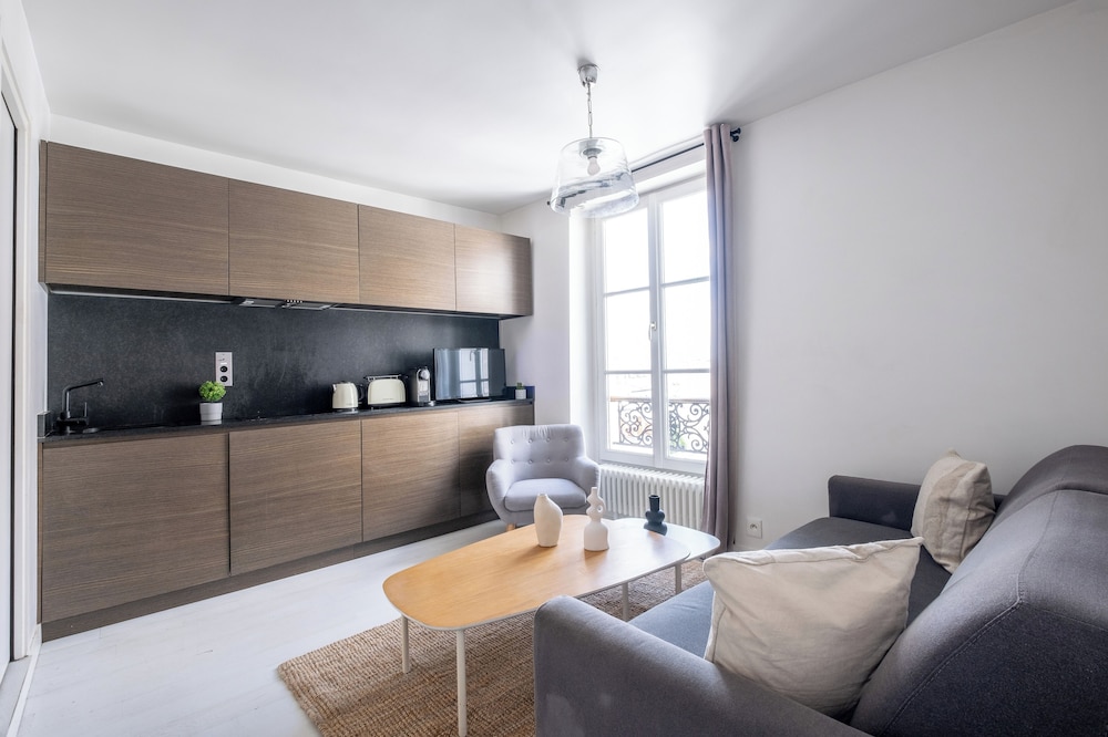 Fastueux Appartement pied de Montmartre — 4-Star Luxury Hotel in Paris, France