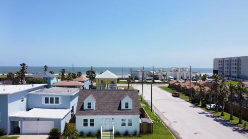 Ocean view newly renovated home central location plenty of parkings — 4-Star Luxury Hotel in Galveston, United States