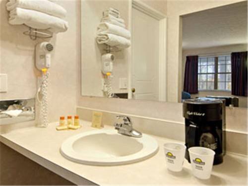 Days Inn Macedonia - photo 6
