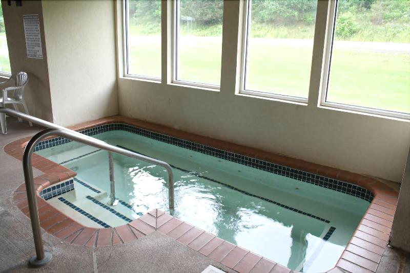River Valley Inn & Suites - photo 31