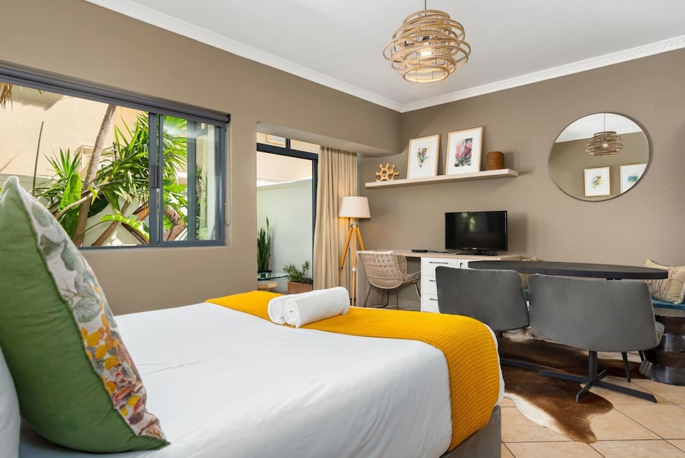 Modern Sea Point Oasis Garden Pool & Gym Access