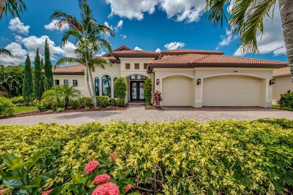 CoralVilla Regency luxury villa with charme pool spa gulf access — 4-Star Luxury Hotel in Cape Coral, United States
