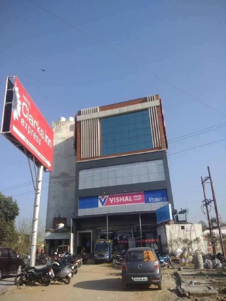 Hotel Aakriti Clarks Inn Express in Bareilly, India