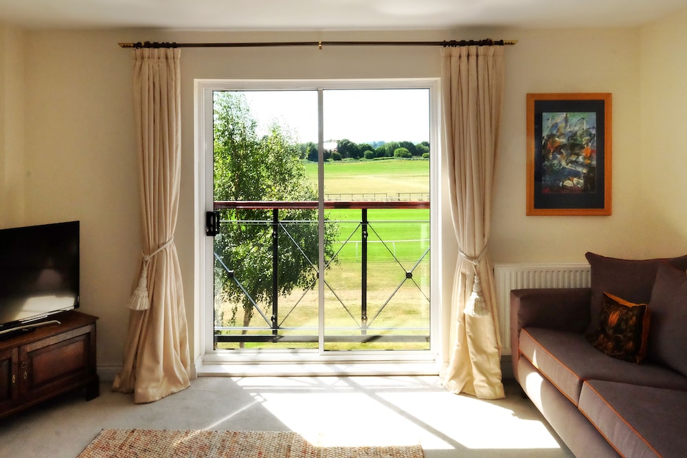 Central Stratford 3 bedrooms sleeps 6 easy walk to town Parking Self Catering Great View — 4-Star Luxury Hotel in Stratford-Upon-Avon, United Kingdom