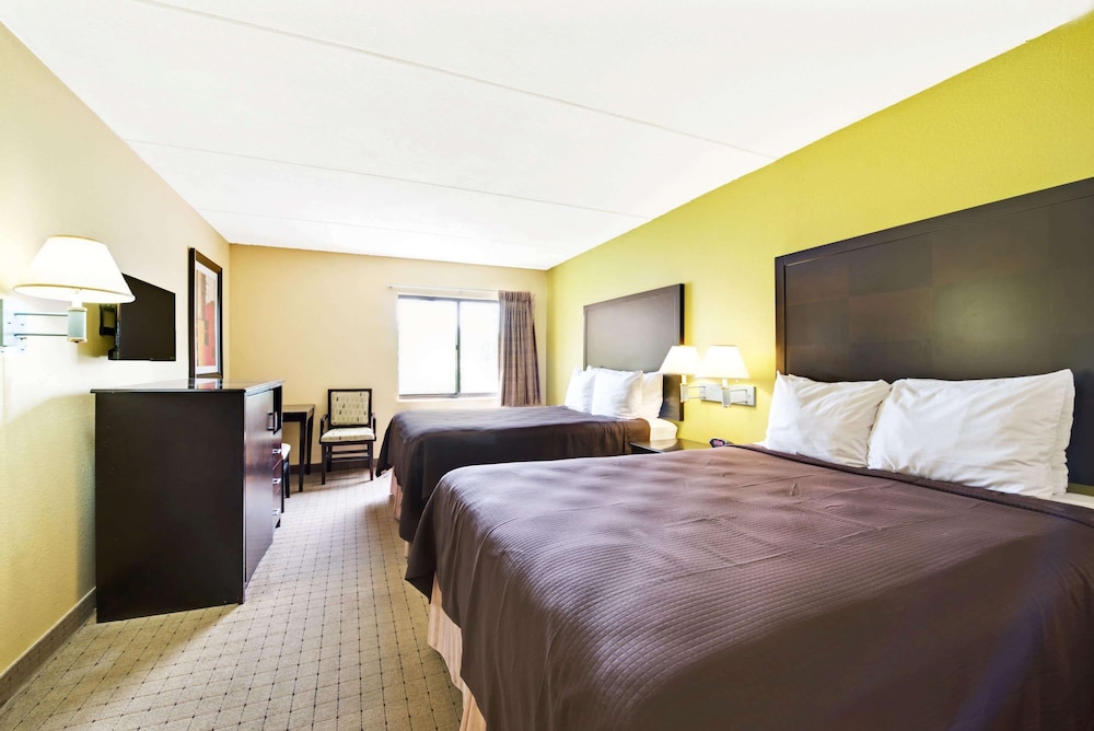 Days Inn & Suites by Wyndham DeSoto - photo 4