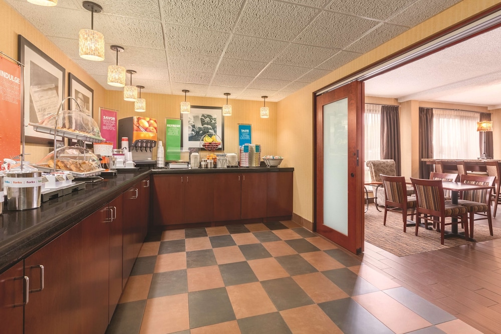 Hampton Inn Des Moines Airport - photo 20