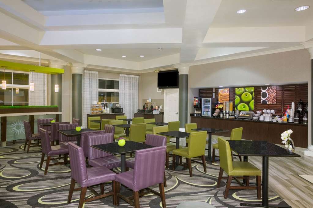 La Quinta Inn & Suites by Wyndham St. Louis Westport - photo 55