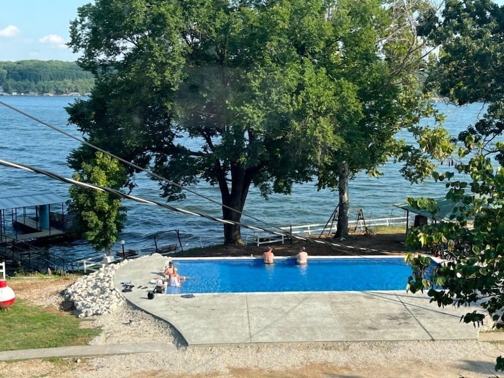 Lamplighter Resort — hotel in Camdenton