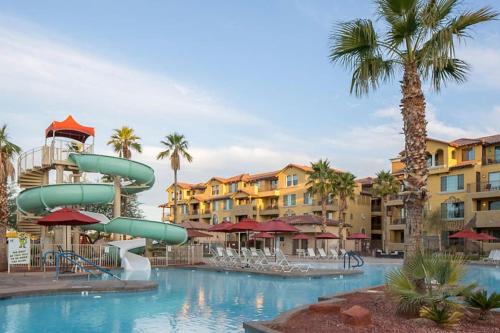 Visit the amazing Red Rock Formation in this beautiful 1BD condo with amenities — 4-Star Luxury Hotel in Peoria, United States