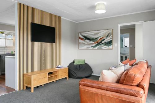 Chic Central Taupo Escape With Space Comfort and Style in Taupo, New Zealand