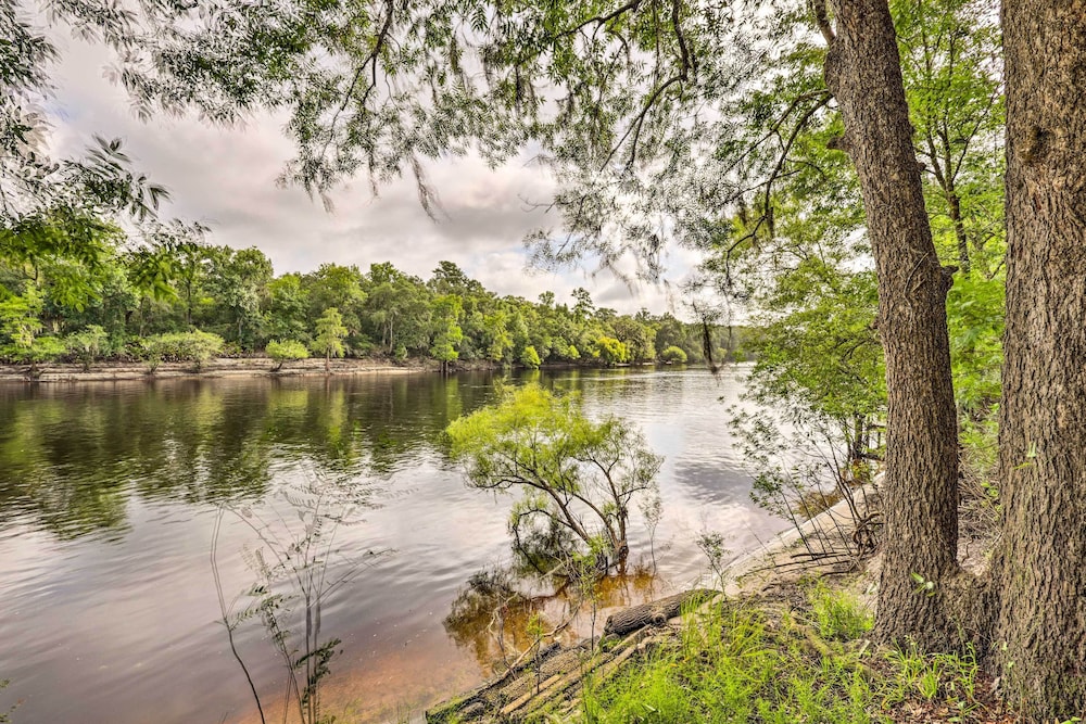Suwannee Riverfront Home Grill Near Springs 17934201 — Branford