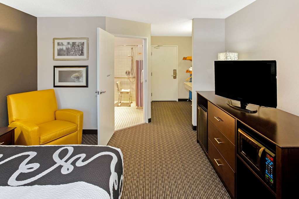 La Quinta Inn & Suites by Wyndham Milwaukee Delafield - photo 15