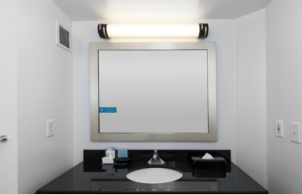 Hampton Inn & Suites Raleigh Cary Lenovo Center - photo 33