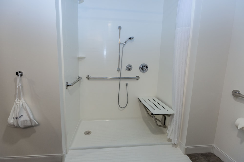 Hampton Inn & Suites Syracuse North Airport Area - photo 40