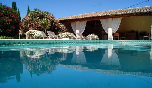 Le moulin vieux mas authentique en Provence avec piscine — hotel in Entraigues-Sur-La-Sorgue
