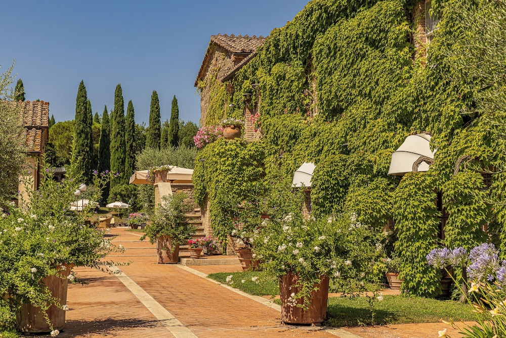 Agriturismo La Sovana — 4-Star Luxury Hotel in Sarteano, Italy
