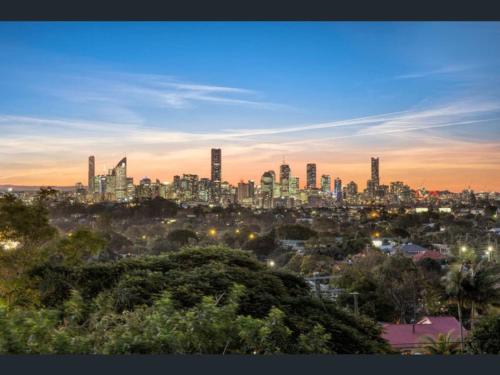 Stunning City View 5BR with Balcony near Malls Uni and CBD in Brisbane, Australia