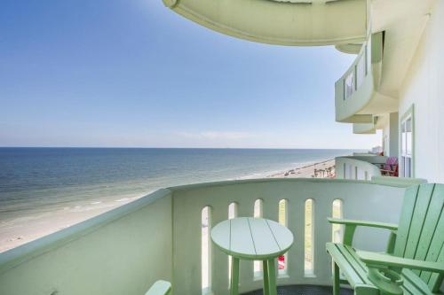 Oceanside Escape with 3 Bedrooms Spectacular Ocean View and Pool in Galveston, United States