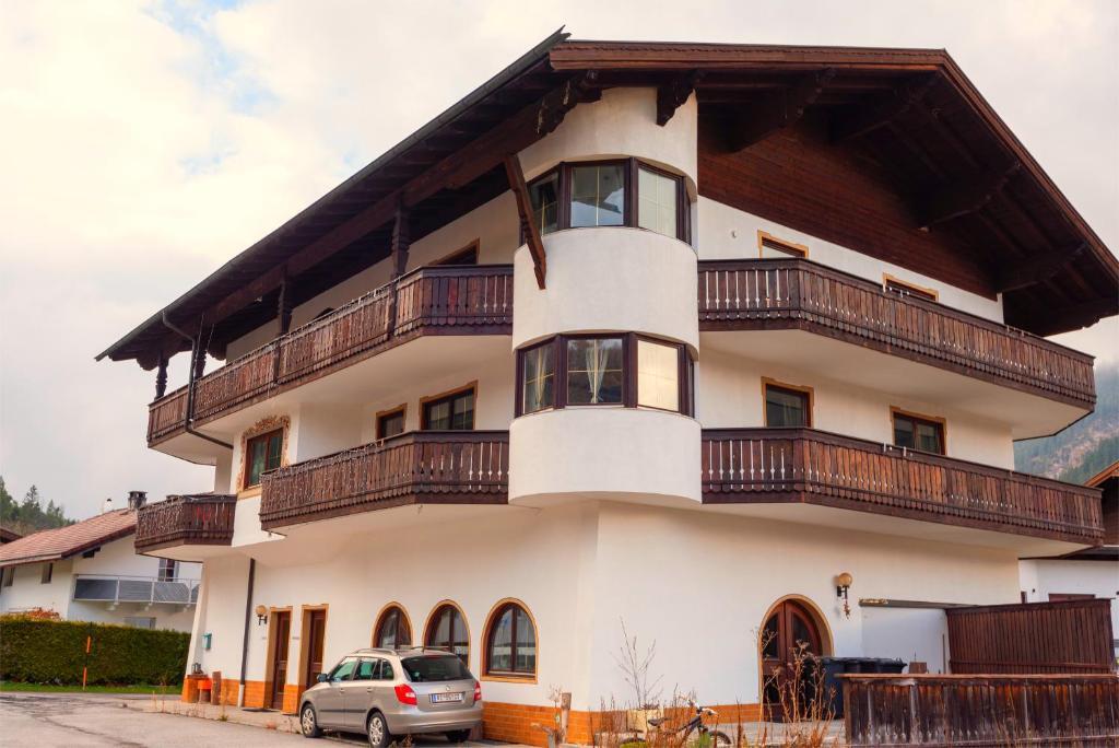 Ferienwohnungen Hirschen — hotel in Bichlbach