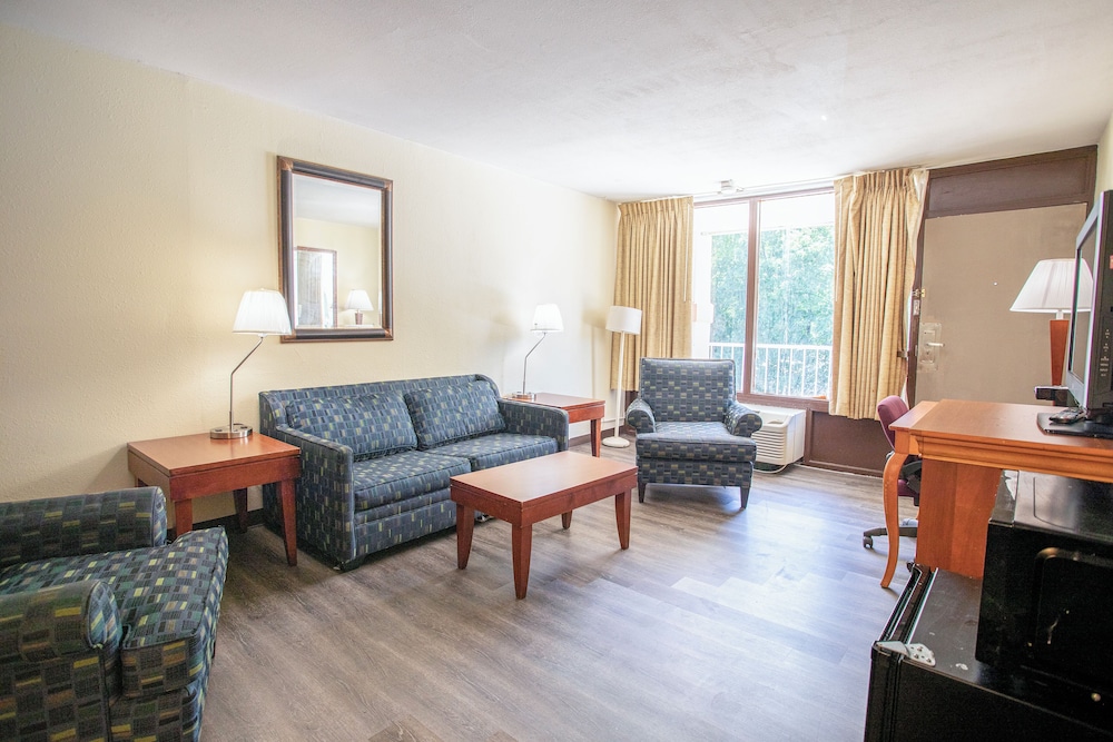 OYO Hotel Greensboro East I 40 - photo 12