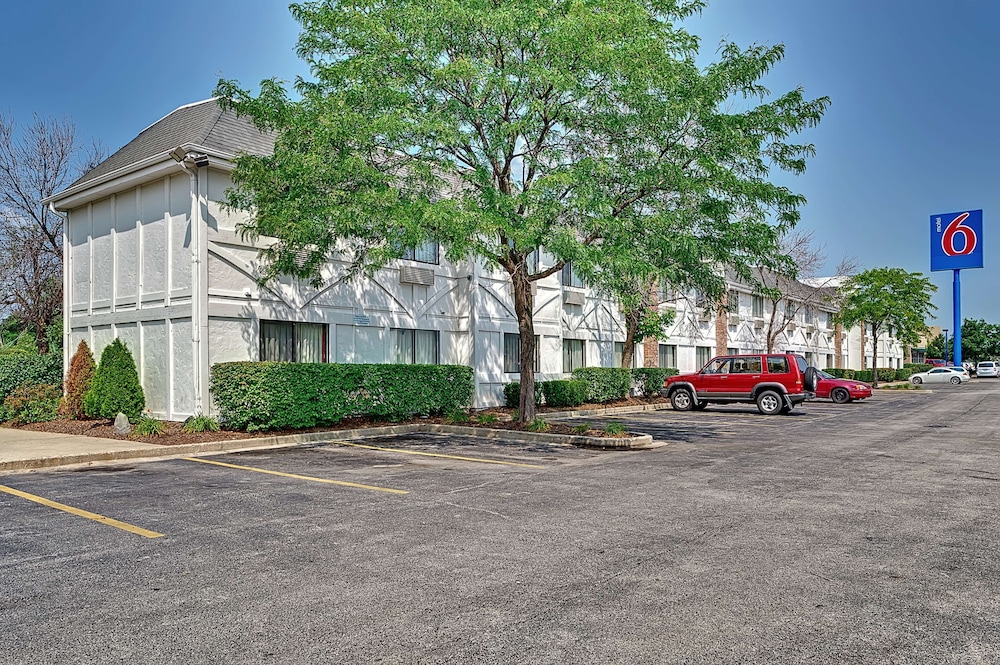 Motel 6 Chicago North Glenview — hotel in Glenview