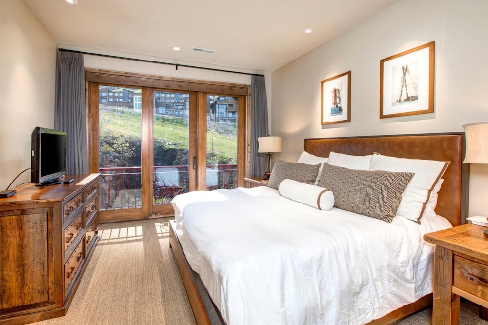 Vintage On The Strand 4 Bedrooms VIN 17 by KBM in Bridgeport, United States