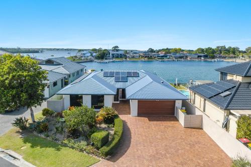 Dolphin Waters Waterfront Delight Holiday Yamba — Yamba