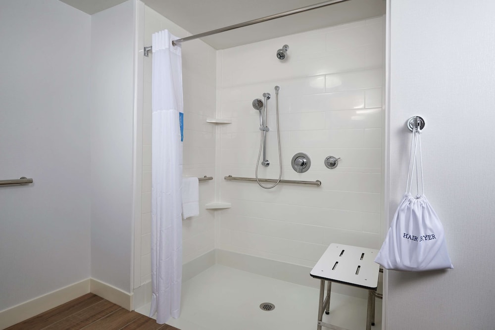 Hampton Inn & Suites Rogers - photo 25