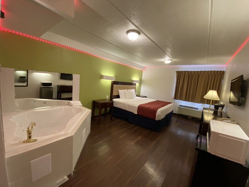 SkyLight Inn Cleveland Willoughby - photo 15