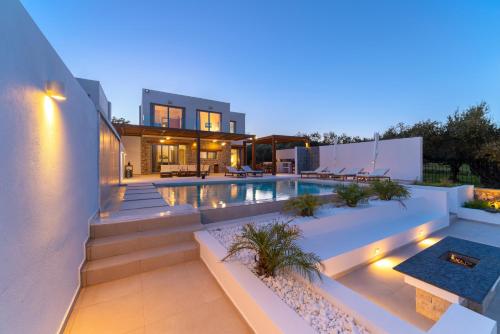 Luna Llena Villas — 4-Star Luxury Hotel in Afantou, Greece
